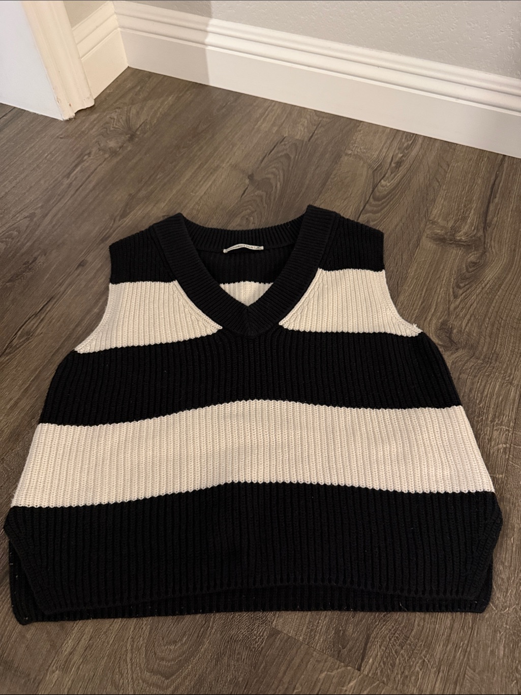 Abercrombie & Fitch Striped V-Neck Sweater Vest - B&W - Size Medium **Oversized